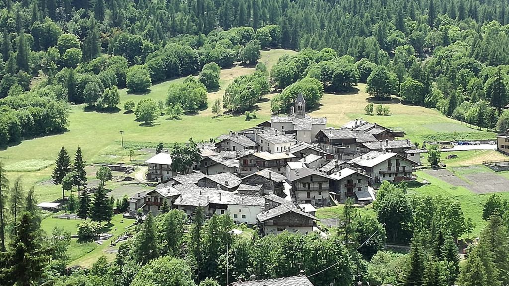 Borgo della Val Varaita durante il trekking organizzato con la SAT di Riva del Garda sul Monviso